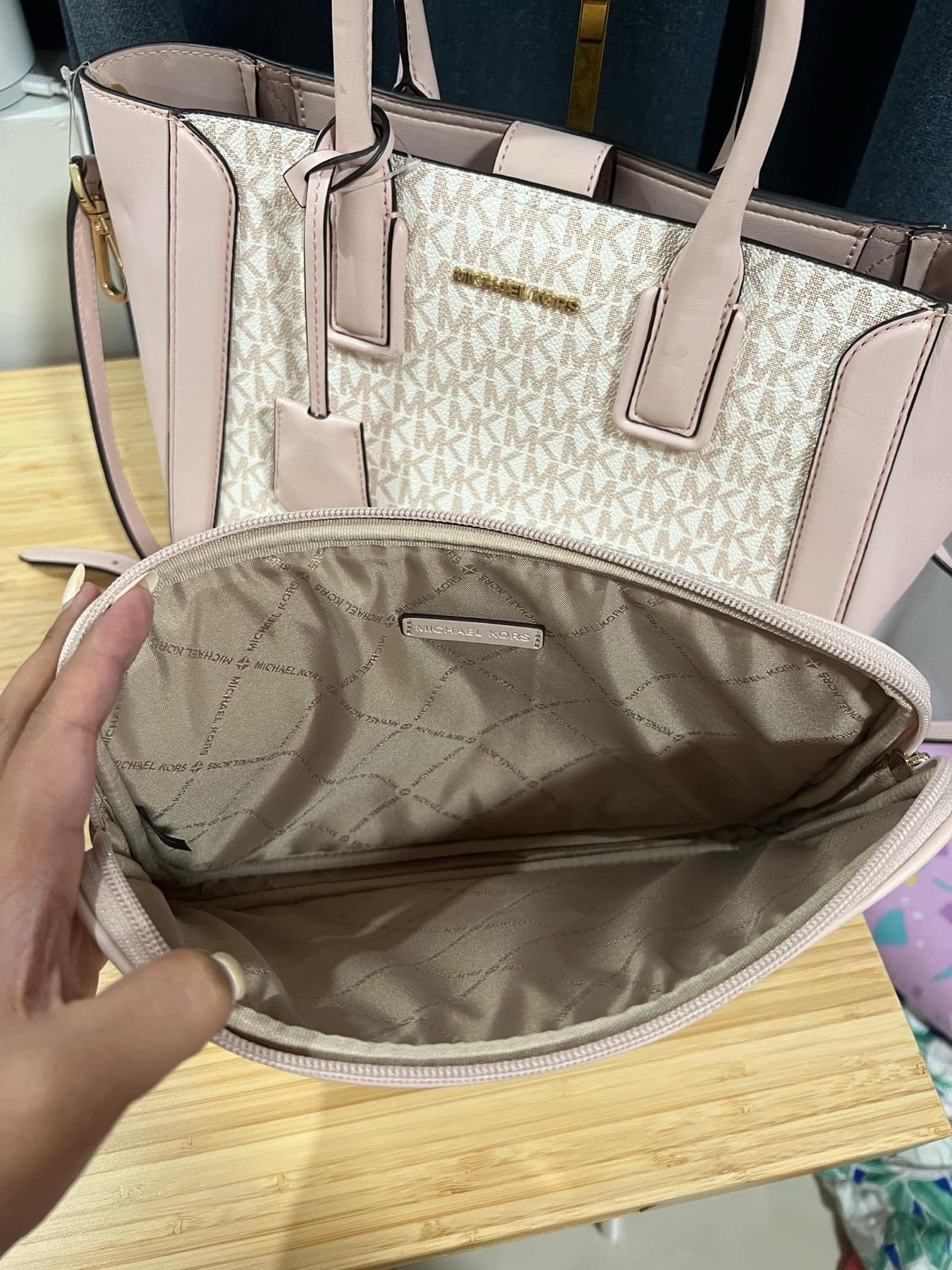 ORIG Preloved MK with Flaw Kali Large Satchel with Ipad Case Tote Shoulder Bag White/Pink
