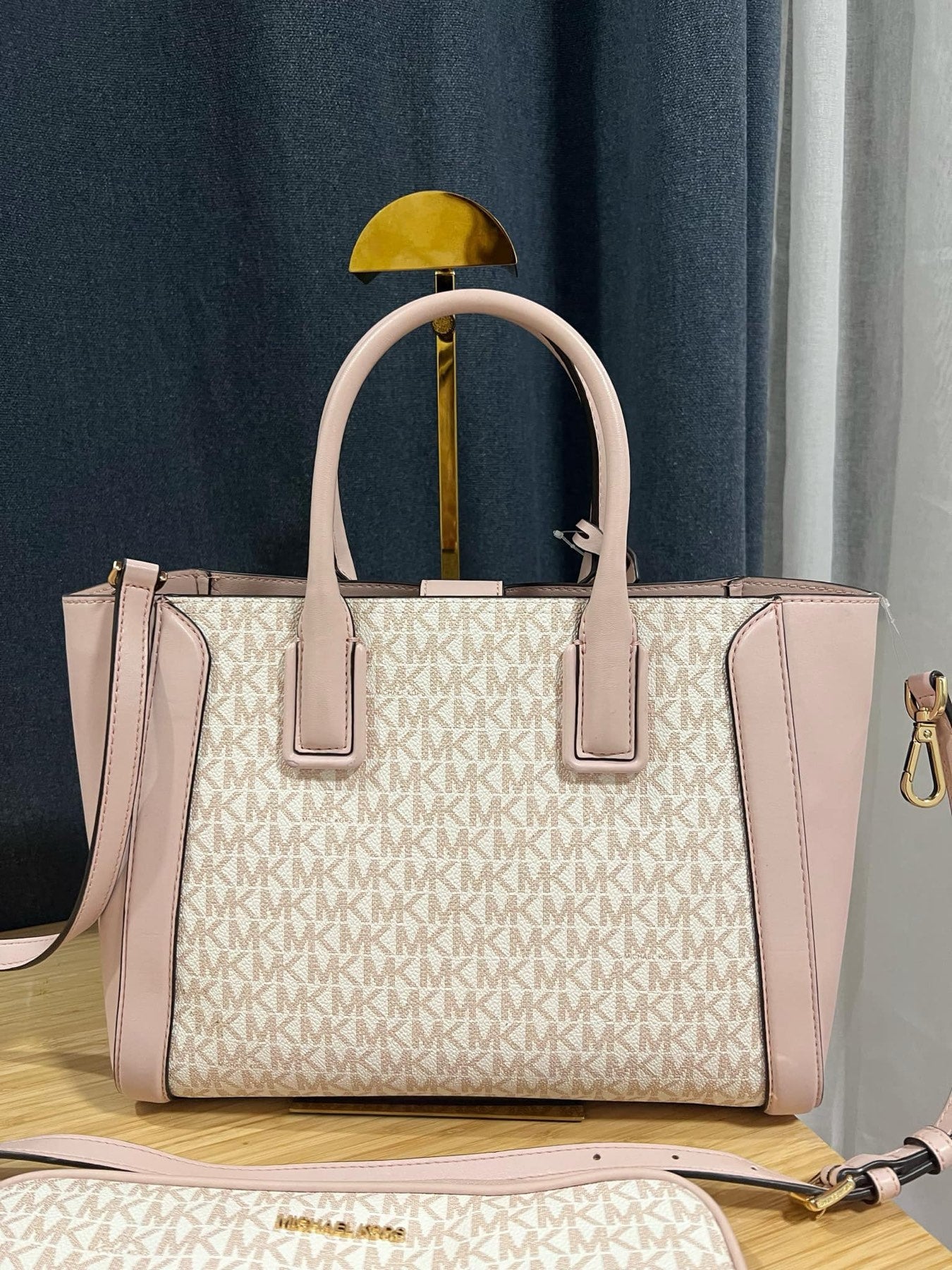 ORIG Preloved MK with Flaw Kali Large Satchel with Ipad Case Tote Shoulder Bag White/Pink