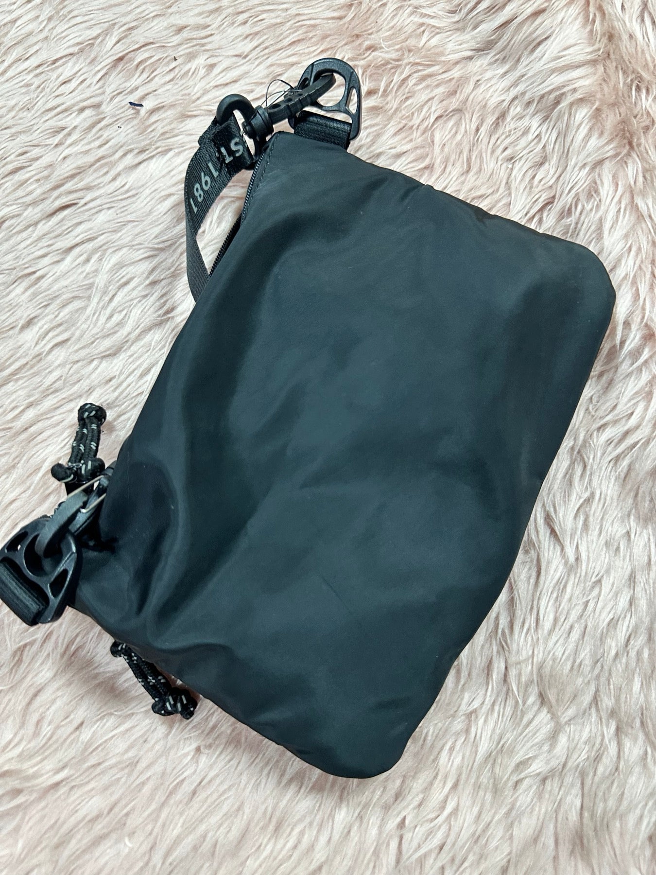AUTHENTIC/ORIGINAL Preloved Guess Nylon Crossbody Pouch Slim Nylon Bag