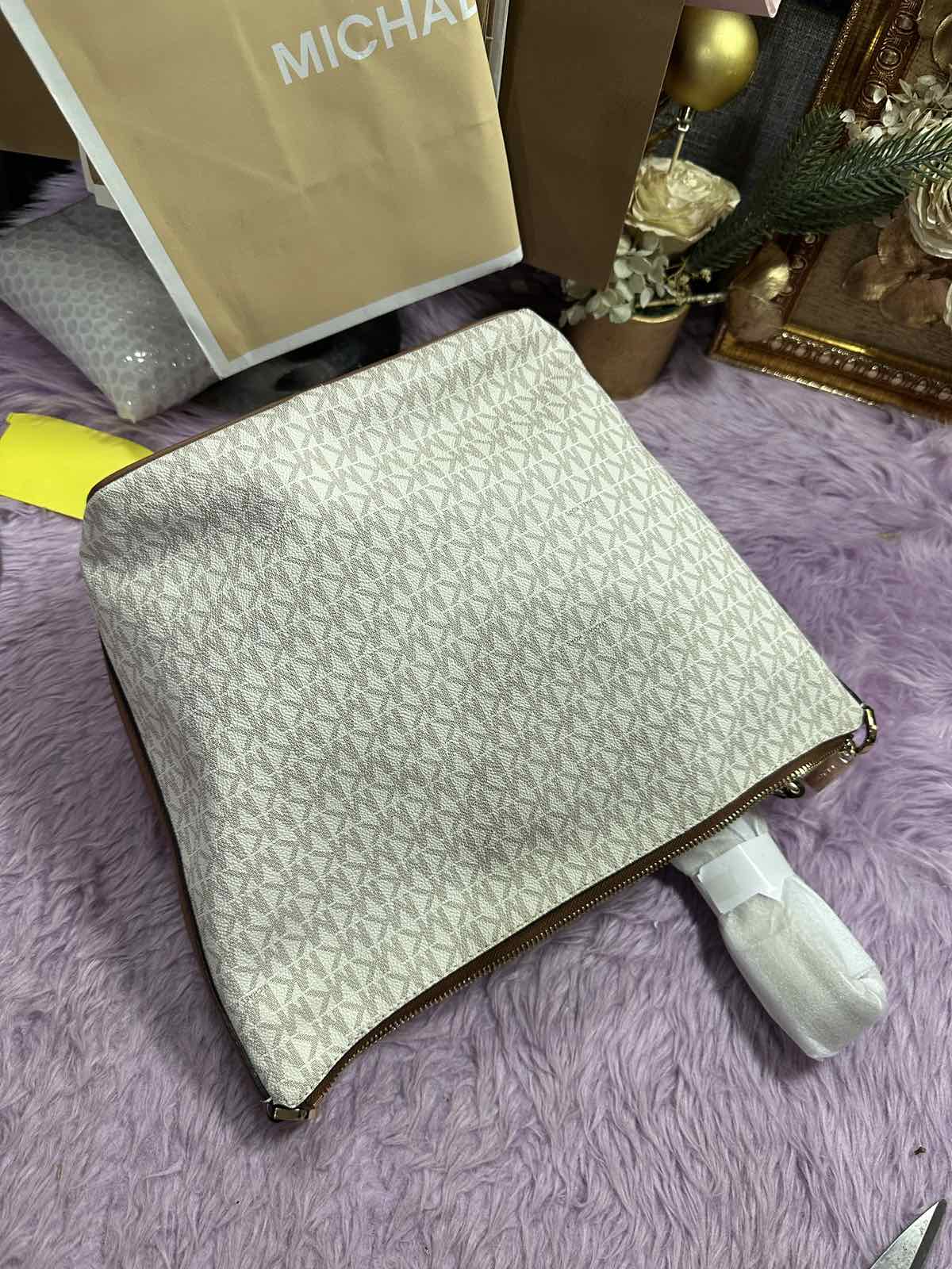 ORIG & IMPORTED Michael Kors MK Fulton Sport Shoulder Bucket Vanilla White Bag