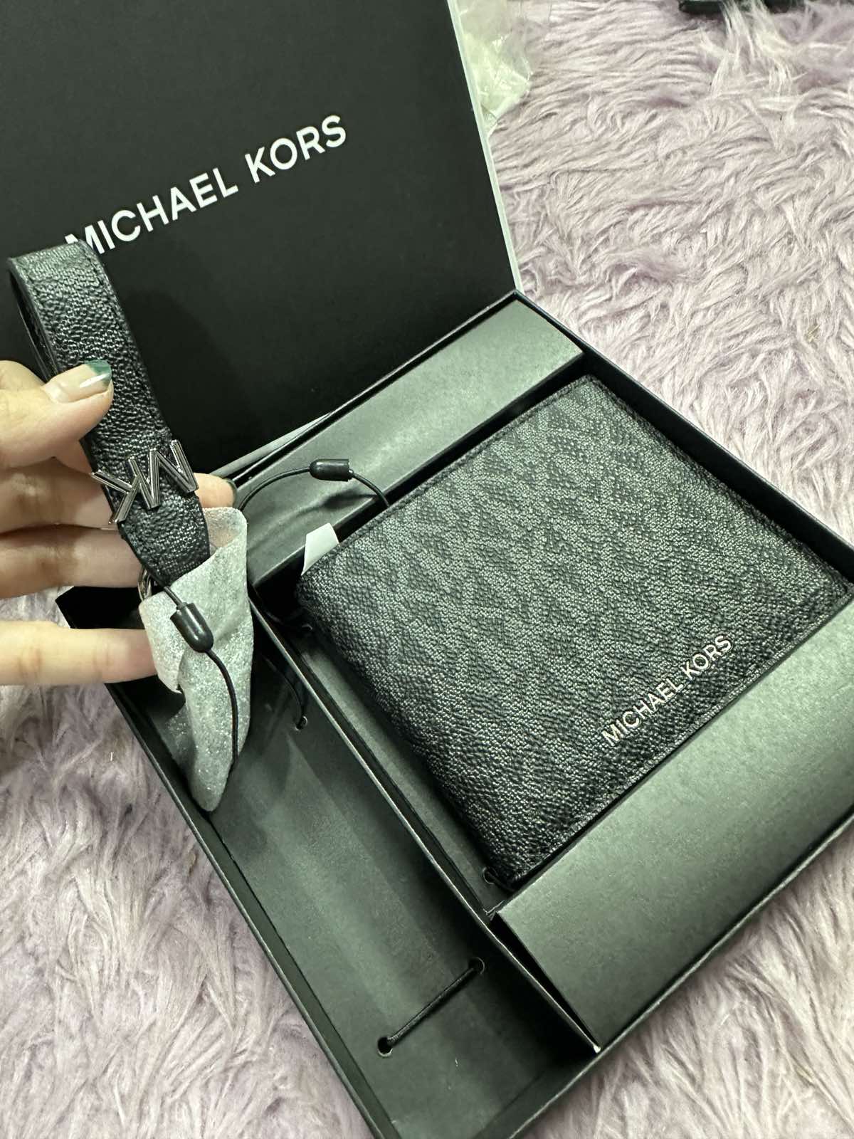 ORIG & IMPORTED Michael Kors Logo Wallet and Key Chain Gift Set Men's Wallet Black