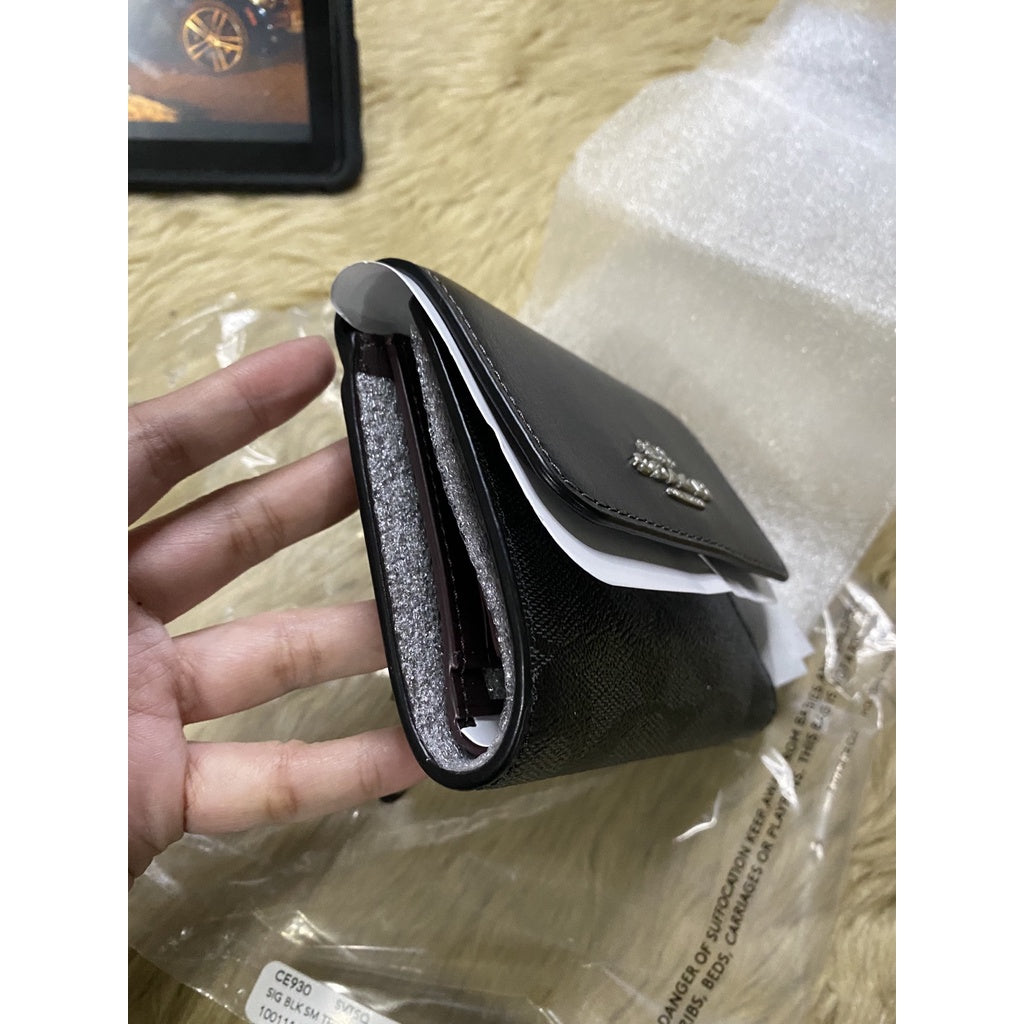 AUTHENTIC/ORIGINAL COACH Small Trifold Wallet In Blocked Signature Canvas in GRAPHITE/BLACK