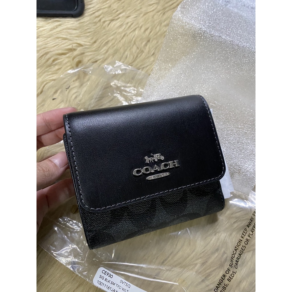 AUTHENTIC/ORIGINAL COACH Small Trifold Wallet In Blocked Signature Canvas in GRAPHITE/BLACK