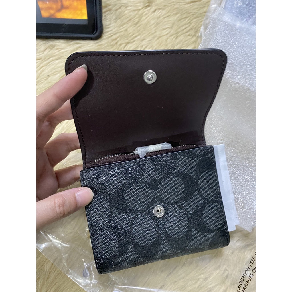 AUTHENTIC/ORIGINAL COACH Small Trifold Wallet In Blocked Signature Canvas in GRAPHITE/BLACK